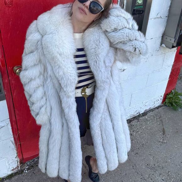 Rare Saga Fox White Fur Coat | Arctic Glamour, Spiral Sleeves, Bridal or Archive - Picture 16 of 16